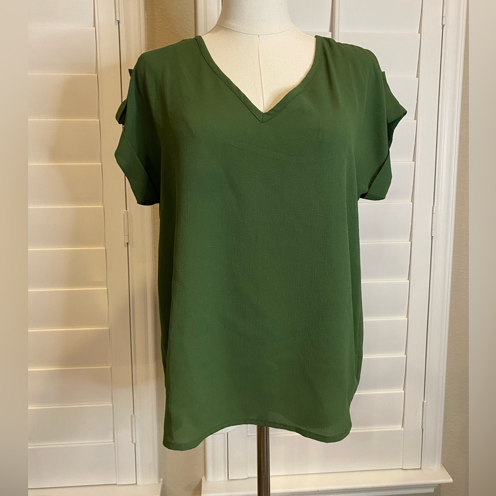 NWOT- “LOVE J” BRAND OVERSIZE GREEN V-NECK, HI-LOW, SHORT SLEEVE BLOUSE - SMALL